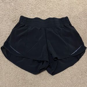 Lululemon Hotty Hot Short 2.5” - gently worn! Size 6
